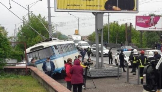 Тролейбус злетів з дороги у Рівному: ДТП (ФОТО/ВІДЕО)