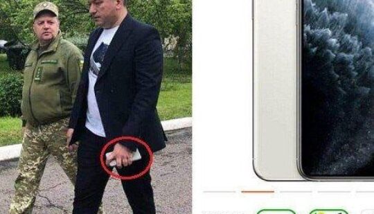 Дмитро Соломчук намагається приховати свій телефон в момент постановочного фото