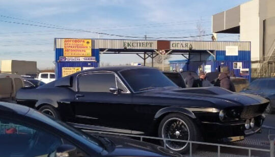У Рівному помітили культове американське авто 60-х (ФОТО)