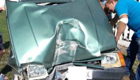 На Рівненщині водій заснув за кермом, зніс електроопору та залишив людей без «електрики»