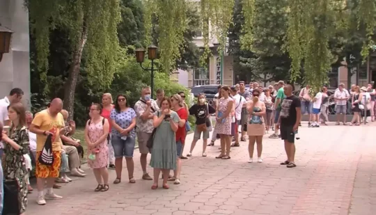Черга на десяток метрів: у Рівному – ажіотаж на вакцинацію (ФОТОФАКТ)
