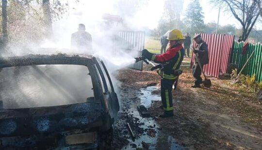 У селі на Рівненщині під час ремонту загорілось авто: вогонь ледь не перекинувся на будинок