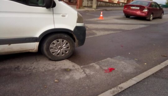 У Рівному на Мельника бус в`їхав в легковик (ФОТО)