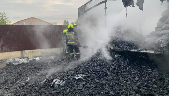 На одній із вулиць Рівного горіла вантажівка: знищено 5 тонн вугілля (ФОТО)