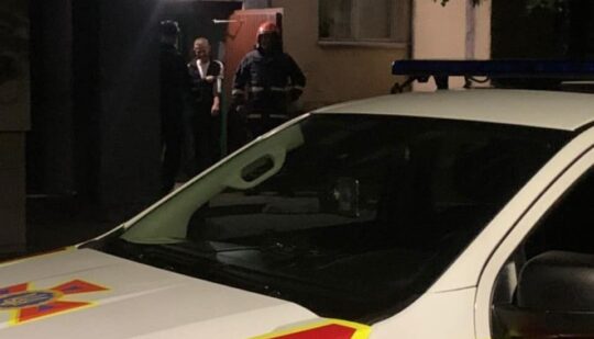 У Вараші чоловік запакував руку між грати у дверях і не міг витягти