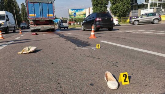 Поліція встановила особу жінки, яку збили на “зебрі” у Рівному (ФОТО)