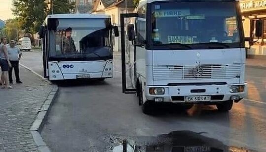 ДТП з автобусами на зупинці в Костополі: на обох водіїв склали протоколи