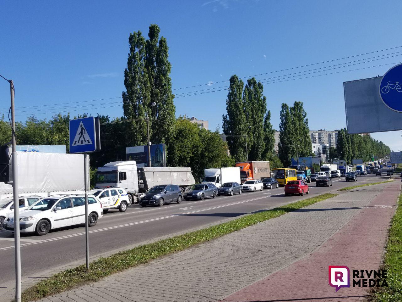 Ви зараз переглядаєте Рівне скували затори: які вулиці краще оминати? (ФОТО)
