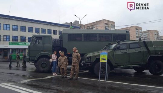 У центрі Рівного силовики виставили свою техніку (ФОТО)