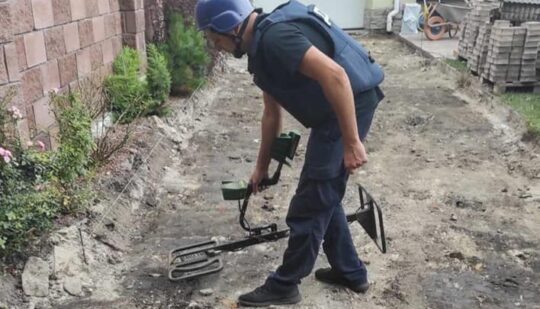 Радіус вибуху міг бути до пів кілометра: у Рівному ковшем трактора відкопали міну, яка була у бойовому стані