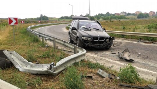 У салоні було ще двоє людей: поліція розповіла про аварію біля Рівного, де водійка BMW протаранила відбійник