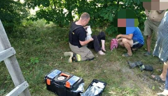 На Рівненщині електромонтер зірвався із опори: його рятували бійці ДСНС