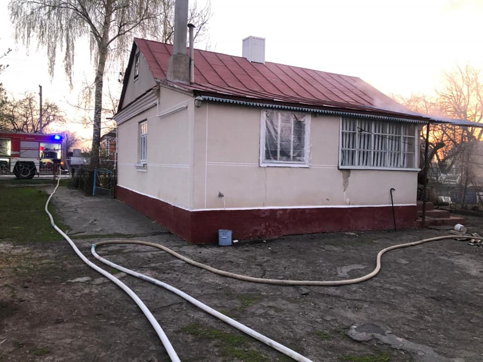 Ви зараз переглядаєте У селі на Рівненщині горів дах літньої кухні (ФОТО)