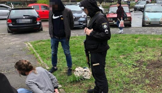 У Вараші нетвереза жінка вдарила поліціянтку пляшкою по голові