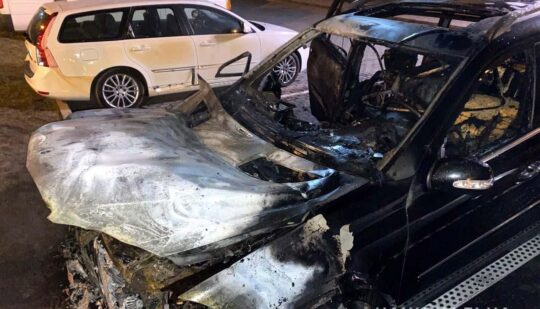 У Рівному вщент згорів позашляховик: у поліції говорять про підпал