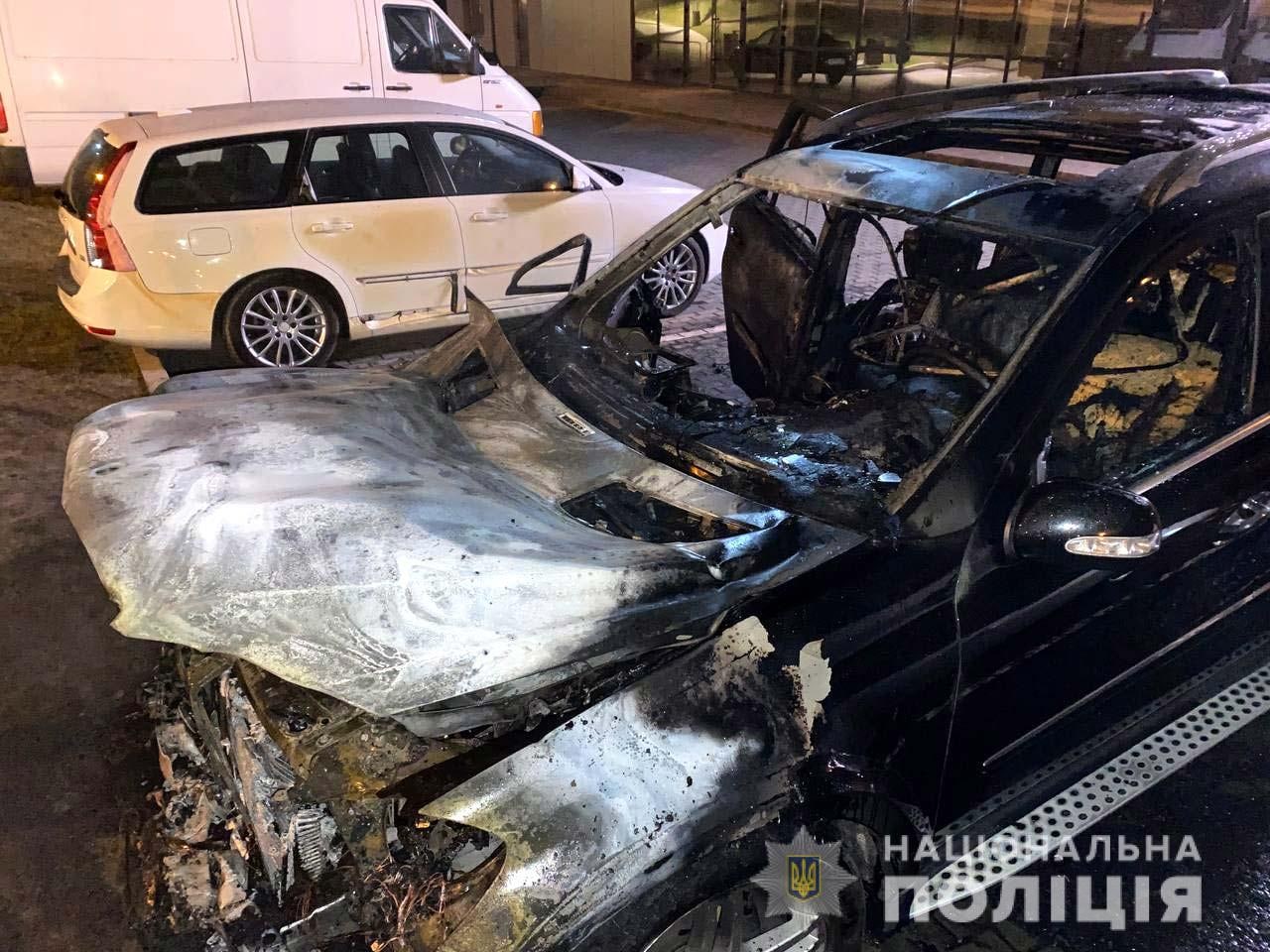 Ви зараз переглядаєте У Рівному вщент згорів позашляховик: у поліції говорять про підпал