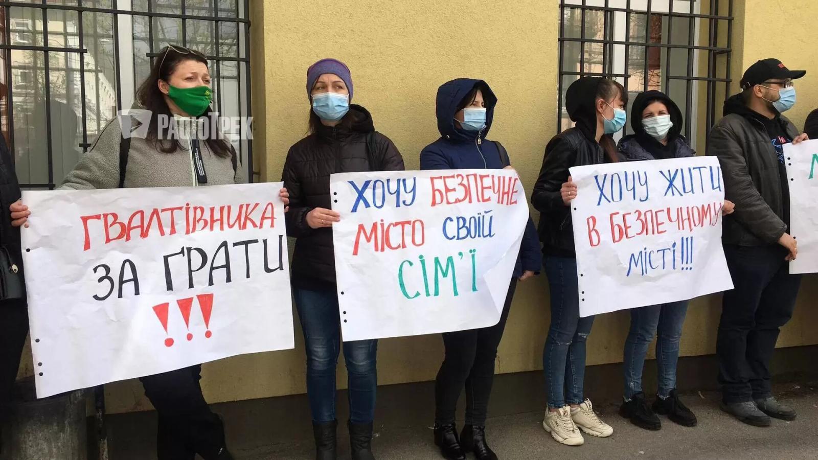 Ви зараз переглядаєте У Рівному біля міського суду – мітинг: люди вимагають ув`язнити ґвалтівника (ВІДЕО)