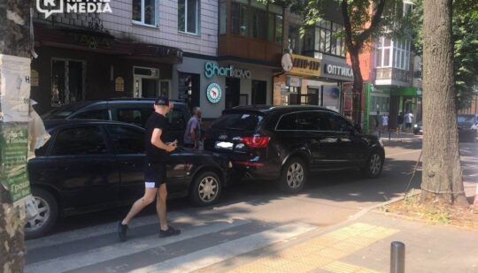 На Петлюри зіштовхнулися дві “Ауді”: утворюється затор (ФОТО)
