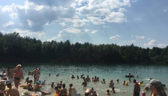 Яблуку ніде впасти: відпочивальники з Рівненщини масово приїхали на кар’єр (ФОТО)