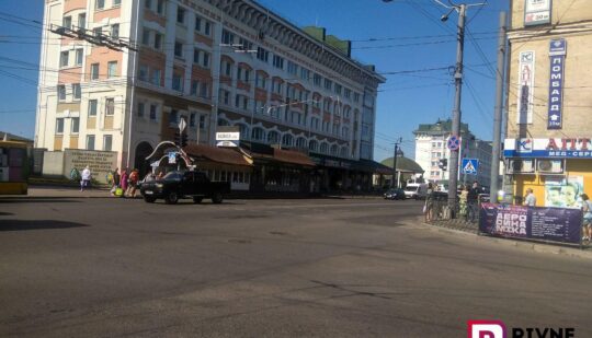 На перехресті у центрі Рівного не працюють світлофори (фотофакт)