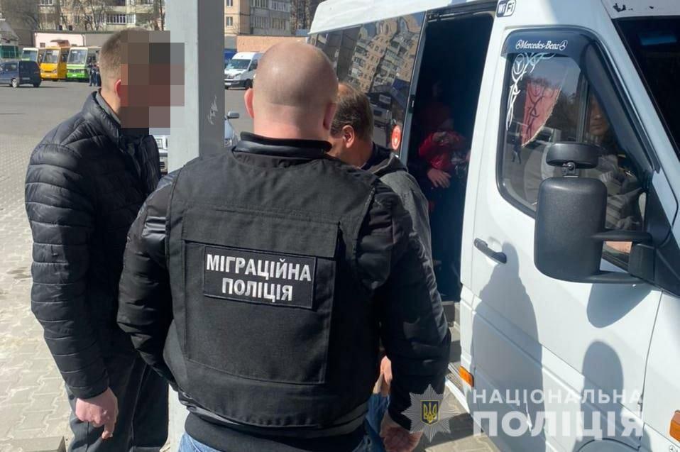 Ви зараз переглядаєте Працівники міграційної поліції Рівненщини посилили фільтраційні заходи щодо іноземців