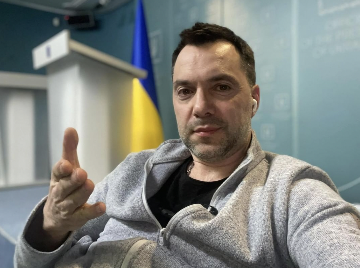 Ви зараз переглядаєте Арестович “анонсував” війну з Росії до 2035 року і дав пораду українцям