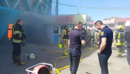У Рівному внаслідок пожежі на ринку загинуло двоє осіб: поліцейські та рятувальники працюють на місці події