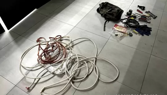 На крадіжці кабелів у багатоповерхівці впіймали жителя обласного центру