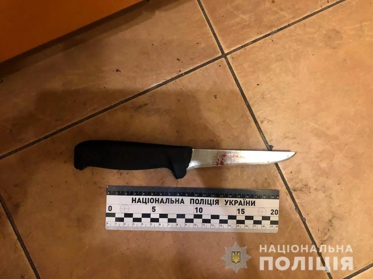 Ви зараз переглядаєте Приревнував і вдарив ножем у груди співмешканку: рівненські поліцейські розпочали досудове розслідування