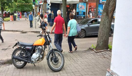 У Рівному наслідок самопадіння травмувався мотоцикліст