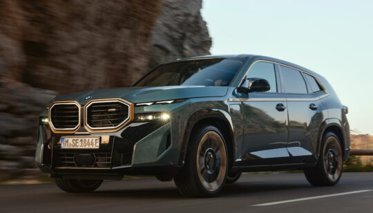Відео дня: як важкий гібридний кросовер BMW XM справився з лосиним тестом
