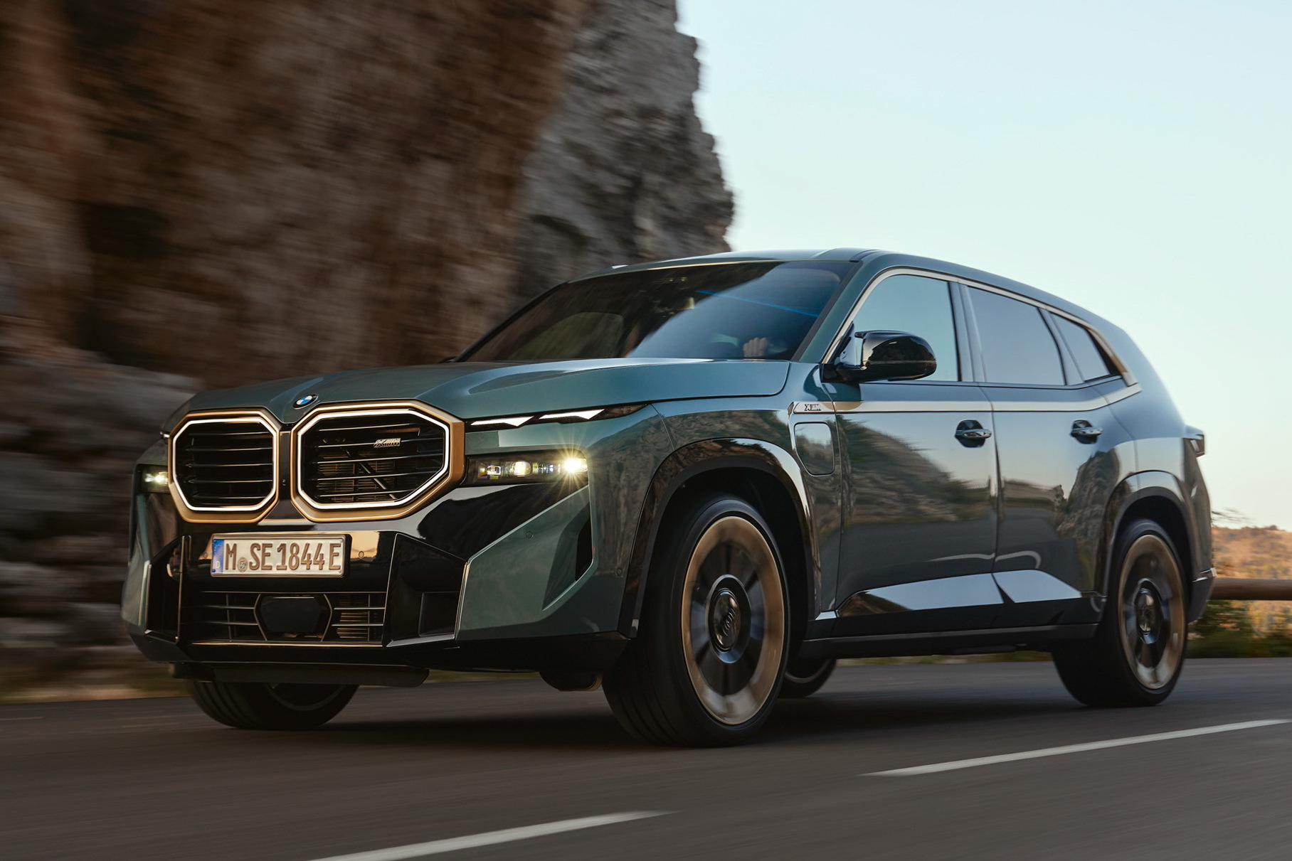 Ви зараз переглядаєте Відео дня: як важкий гібридний кросовер BMW XM справився з лосиним тестом