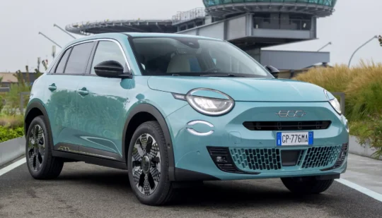 Менше $25 000: Fiat показав гібридний кросовер моделі 600 з запасом ходу на електротязі в 1 кілометр