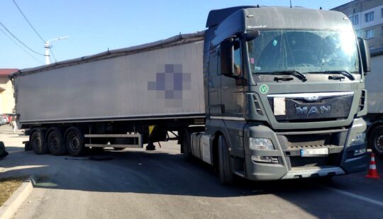 У Дубно під колесами вантажівки загинув велосипедист