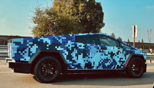 Електропікап Tesla Cybertruck “вдягнули” в синій піксель: що з цього вийшло