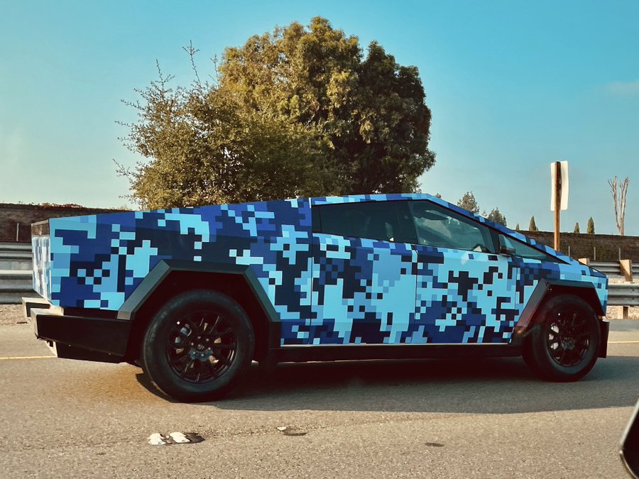 Ви зараз переглядаєте Електропікап Tesla Cybertruck “вдягнули” в синій піксель: що з цього вийшло