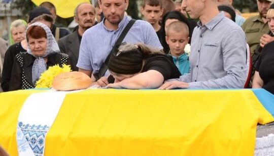 У Рівному щоденно вшановуватимуть пам’ять загиблих захисників: зупинятимуть рух транспорту
