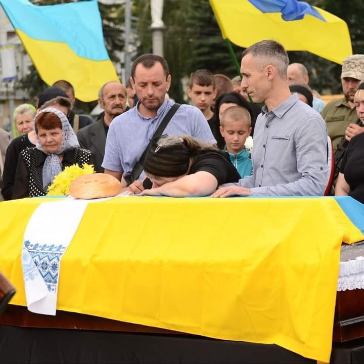 Ви зараз переглядаєте У Рівному щоденно вшановуватимуть пам’ять загиблих захисників: зупинятимуть рух транспорту