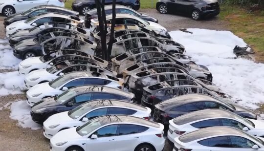 Жахливе відео: на стоянці у Франкфурті активісти навмисно спалили 10 електромобілів Tesla Model Y