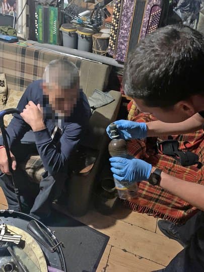 Ви зараз переглядаєте У Рівному люди пожалілись на підозрілого сусіда, а виявилось, що той вирощує наркотики