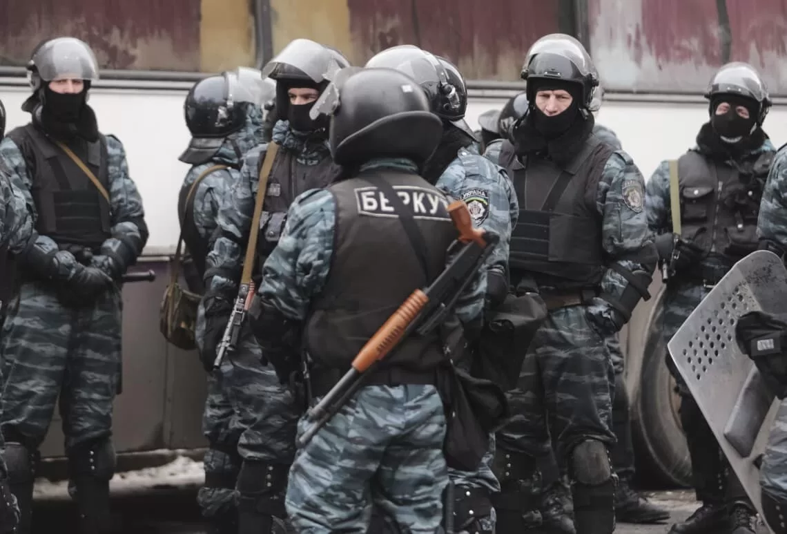Ви зараз переглядаєте Суд визнав трьох беркутівців винними у вбивствах під час Майдану, але ті втекли з України