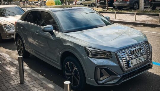 Найменший з електричних кросоверів бренду: електромобіль Audi Q2L e-tron помітили в Києві (фото)