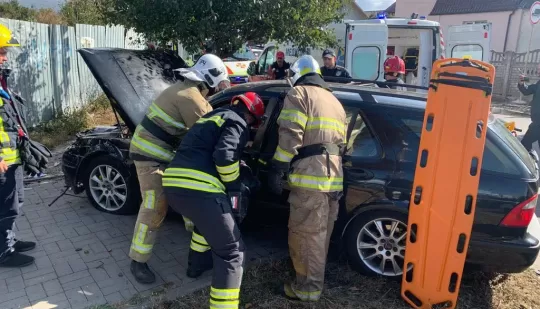 В Рівному рятувальники деблокували травмовану водійку із понівеченого внаслідок ДТП автомобіля
