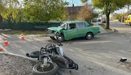 У Дубровиці поліцейські встановлюють обставини ДТП, в якій постраждали мотоцикліст  і малолітній пасажир