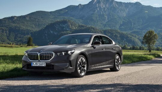 Електричний пробіг 100 км: представлено гібридні BMW 530e та BMW 550e xDrive