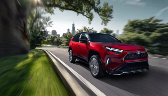 До 68 км на електротязі: плагін-гібридний кросовер Toyota RAV4 Prime оновився