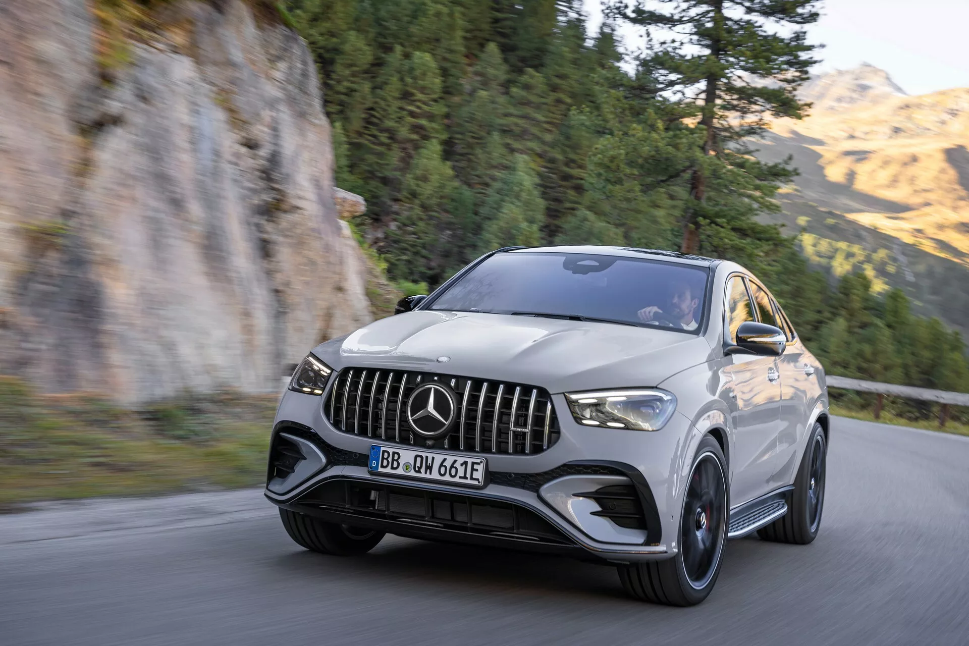 Ви зараз переглядаєте За 4,7 секунди до сотні: кросовер Mercedes-AMG GLE 53 отримав плагін-гібридну версію