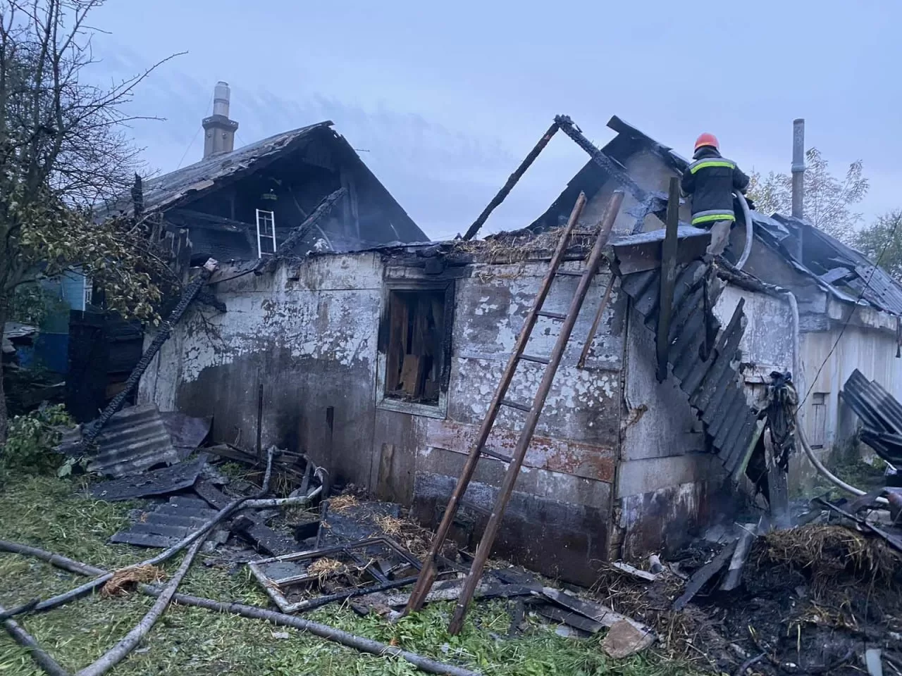 Ви зараз переглядаєте Жахлива пожежа на Рівненщині: від будинку не лишилось нічого