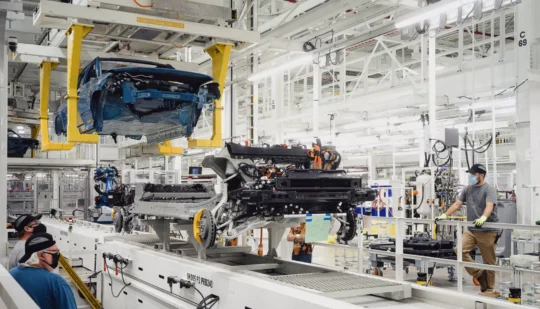Rivian з кожним проданим електромобілем втрачає 33 000 доларів: у чому справа