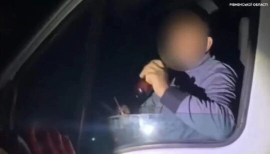На Рівненщині патрульні зупинили водія, який прямо перед ними розпивав алкоголь